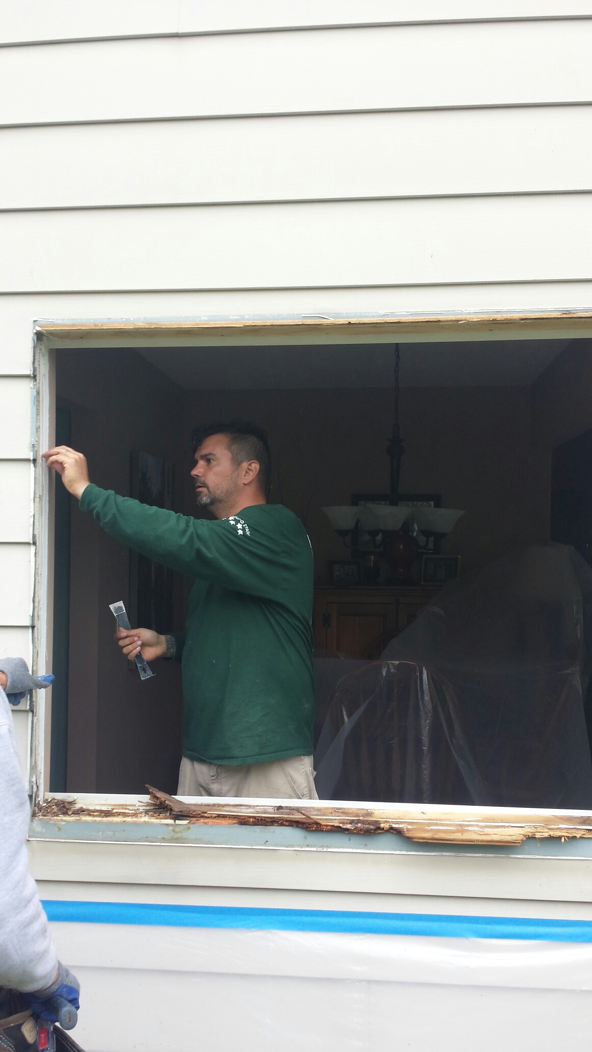 Strongsville, OH - A beautiful house of double hung windows being installed..Renewal by Andersen Strongsville, OH - A beautiful house of double hung windows being installed..Renewal by Andersen