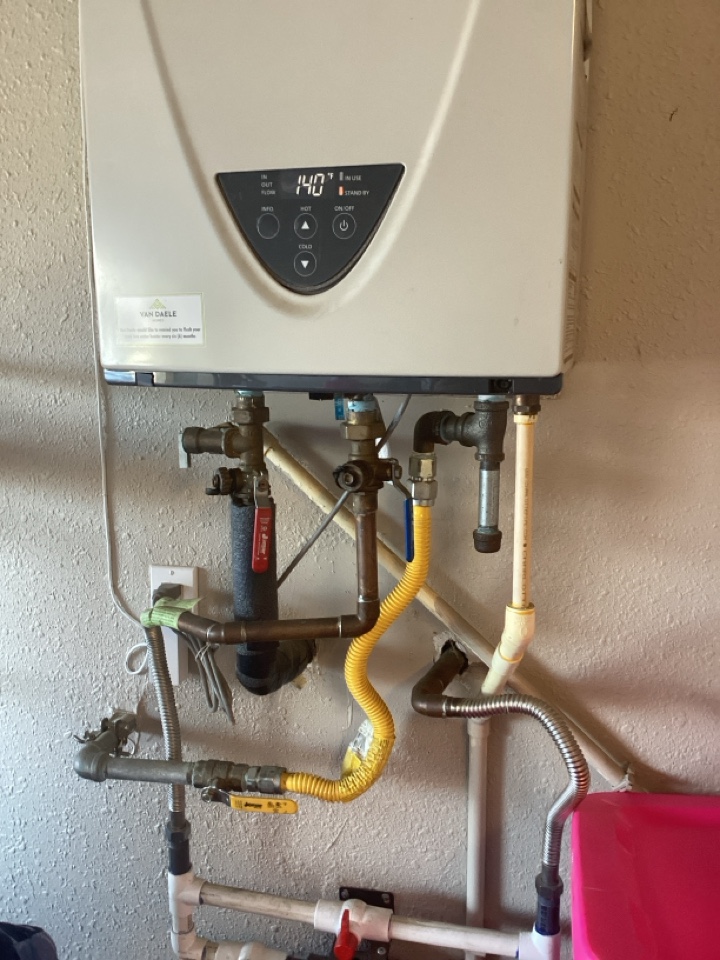 Tankless waste heater flush