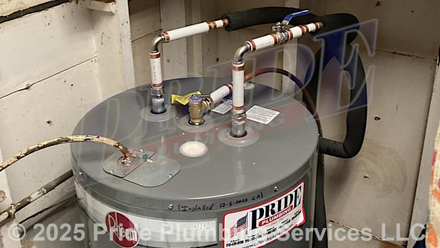 Pride Plumbing came out and replaced a leaking 40-gallon electric A.O. Smith water heater with a new 40-gallon electric Rheem PROE40-M2-RH95 model. First, after disconnecting its electrical connections and inlet and outlet water lines, we removed and disposed of the old water heater. Then we installed the new water heater, ball water shut-off valves, PEX and stainless-steel water supply lines to the water heater connectors, a brass drain valve, and wired up the electrical connections to the new water heater (adding a Romex connector). Finally, we bled the air out of the water lines, ensured that the unit’s temperature and pressure (T&P) relief valve was properly vented, and set the unit to its appropriate operating temperature.