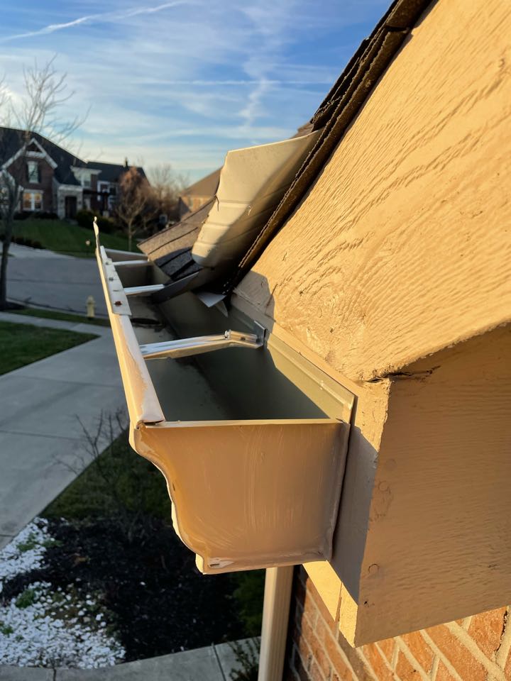 Free estimate to replace leaking gutters in Mason, Ohio.