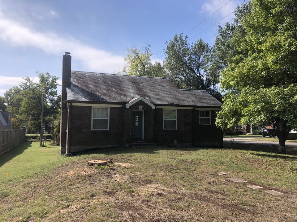 Slate roof,at least 70 years old. Needs a little overhaul, but still in great condition! Slate roof,at least 70 years old. Needs a little overhaul, but still in great condition!