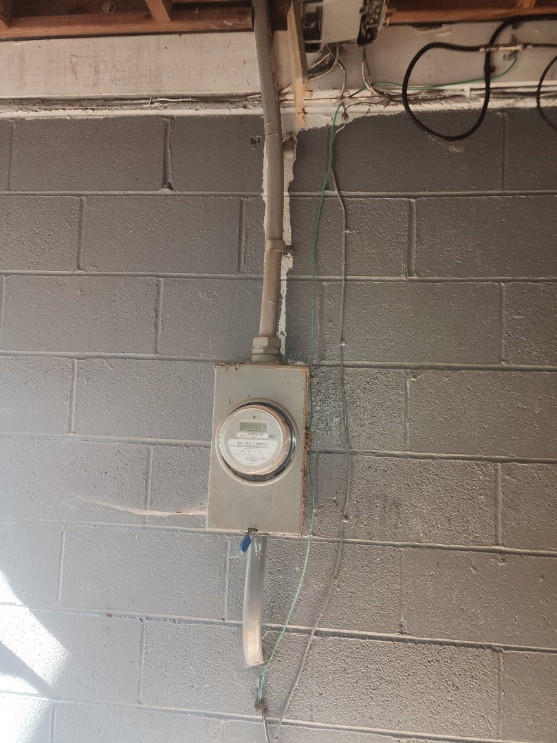 electrician giving a free electrical estimate for service upgrade