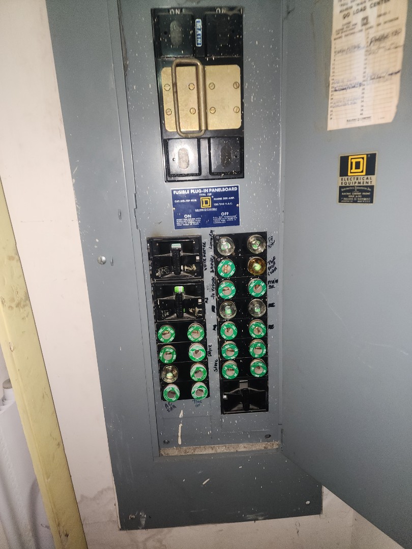 electrician giving a free electrical estimate for panel replacement