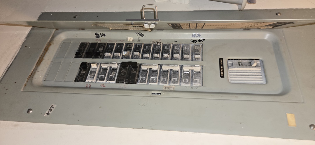 Electrician given free electrical estimate for house repairs