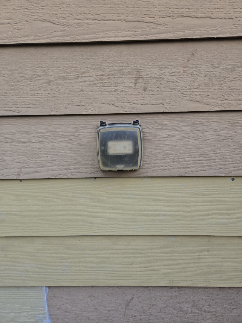 Electrician, given a free electrical estimate for device replacement