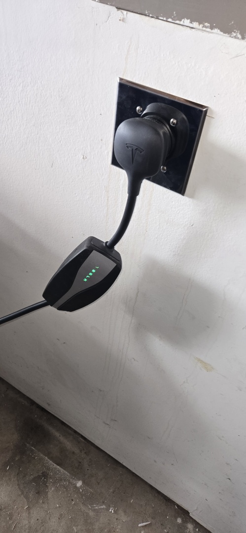 Electrician installing a nema 14/50r outlet 
