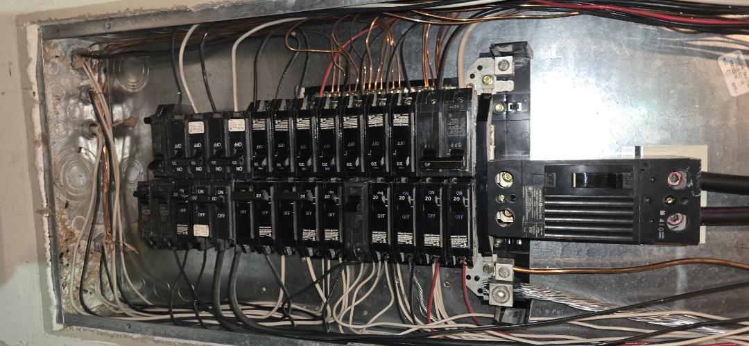 just completed a circuit repair in Rome, Georgia! The homeowner had lost power due to a failed neutral connection. We quickly diagnosed the issue, made safe repairs, and got everything running smoothly again.