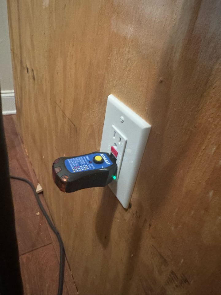 Electrician is repairing a gfci that lights up but doesn’t work. 