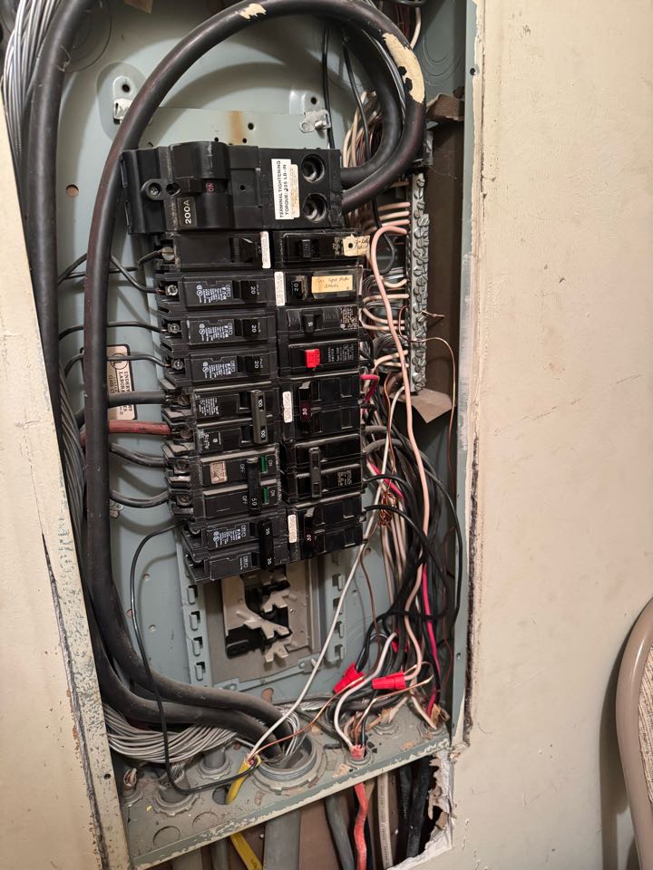 Electrician is replacing a old burnt Murray electrical panel 
