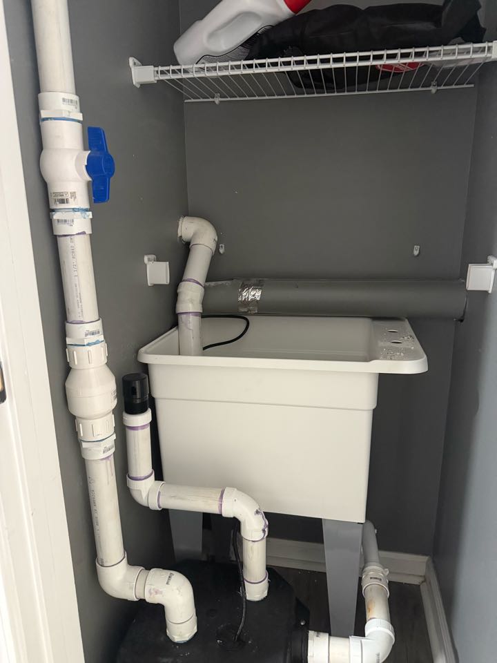 Came out and professionally installed a new basin pump with a utility sink to properly handle a washer drain. Connected the pump system to the home’s main drain, ensuring proper flow, venting, and code-compliant operation. This setup prevents backups and improves drainage for laundry use. Another reliable plumbing solution completed to keep the customer’s home running smoothly. 🚿🔧