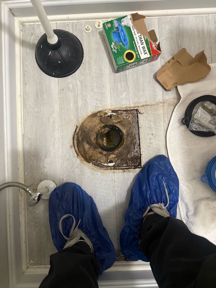 Came out to the customer’s home to service a leaking toilet. Removed the toilet and installed a new Better Than Wax toilet seal to ensure a proper, long-lasting seal and prevent future leaks. Set and tested the toilet for proper operation. Also inspected a faulty toilet fill valve and explained the issue to the customer, providing recommendations for repair or replacement. Customer is now leak-free and informed on next steps.