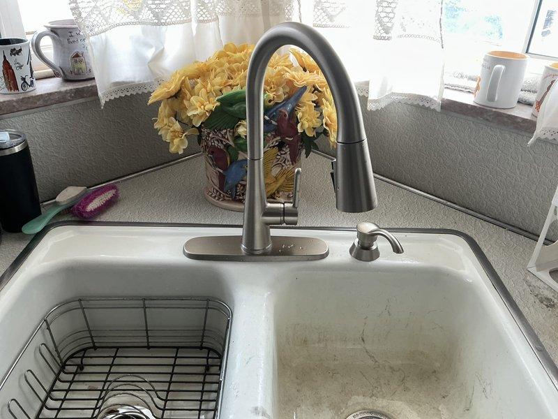 Successfully installed a new stainless steel pull-down kitchen faucet in a 20-year-old home. Replaced the existing fixture with a modern unit featuring integrated sprayer functionality. Verified proper water flow and confirmed no leaks upon completion of installation.