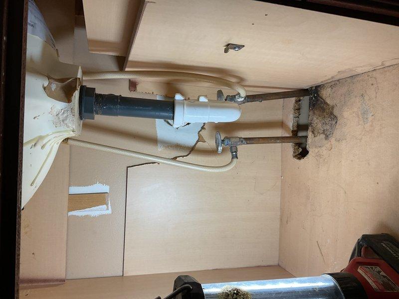 Performed diagnostic inspection of bathroom plumbing system, focusing on malfunctioning shut-off valves under sink. Replaced non-functional ball valves with new shut-off valves to restore proper water control functionality. Verified proper operation and absence of leaks after installation.