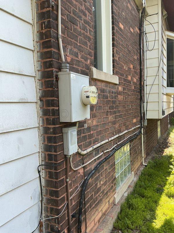 Conducted estimate for complete HVAC system replacement at residential property with 26-year-old R22 air conditioning system that is non-operational due to low refrigerant and age-related failure. Assessed existing outdoor condensing unit positioned on concrete pad in narrow side yard passageway, documented current system configuration including utility connections and electrical service, and provided comprehensive quote for new high-efficiency AC system installation to replace obsolete R22 equipment.