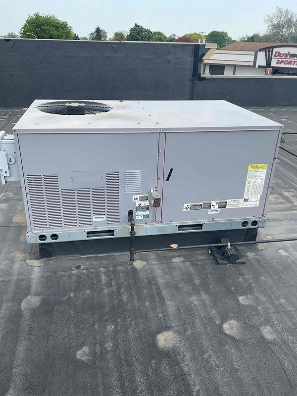 Completed commercial HVAC maintenance agreement service on single rooftop package unit. Performed routine inspection of RTU including visual assessment of cabinet condition, louvers, condenser fan assembly, and electrical disconnect. Unit found in normal operating condition with all components intact and functioning properly. Filters to be installed upon delivery to site.