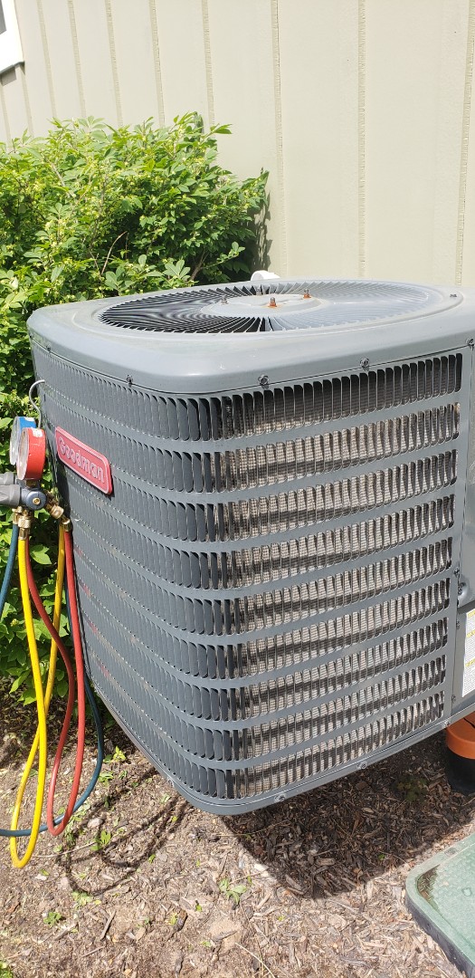 Performing yearly maintenance on a Goodman 1.5 ton air conditioner in Niagara on the Lake.