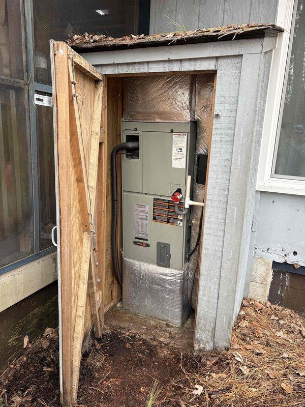 Responded to no heat call for aging HVAC system (10+ years old). Inspection revealed severely dust-contaminated components and significant corrosion on mechanical connections. Unit housed in poorly ventilated outdoor enclosure with accumulated debris and inadequate maintenance, contributing to system failure.