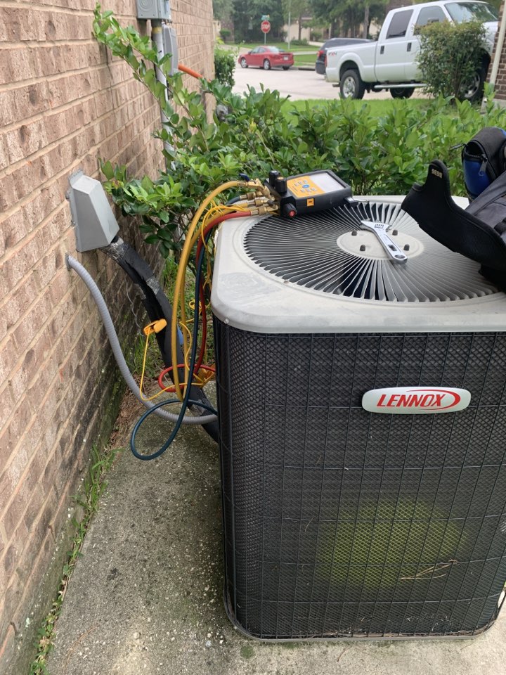 Humble, TX - Service repair Lennox air conditioning system. Humble, TX - Service repair Lennox air conditioning system.