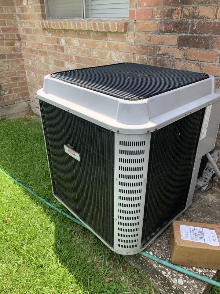 Humble, TX - Replacing condenser fan motor for Heil air conditioning system Humble, TX - Replacing condenser fan motor for Heil air conditioning system