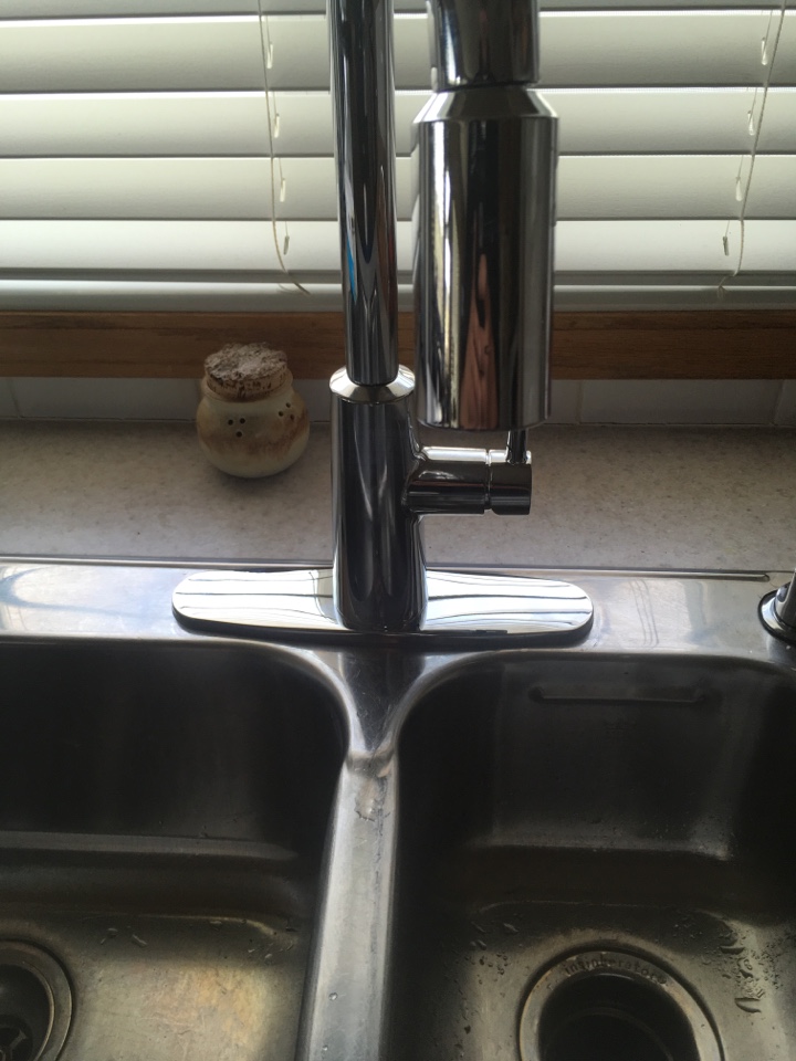 Plumber needed: install kitchen faucet 