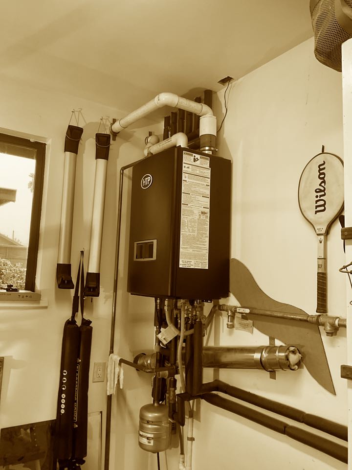 Flushed combustion chamber for a condensing boiler.