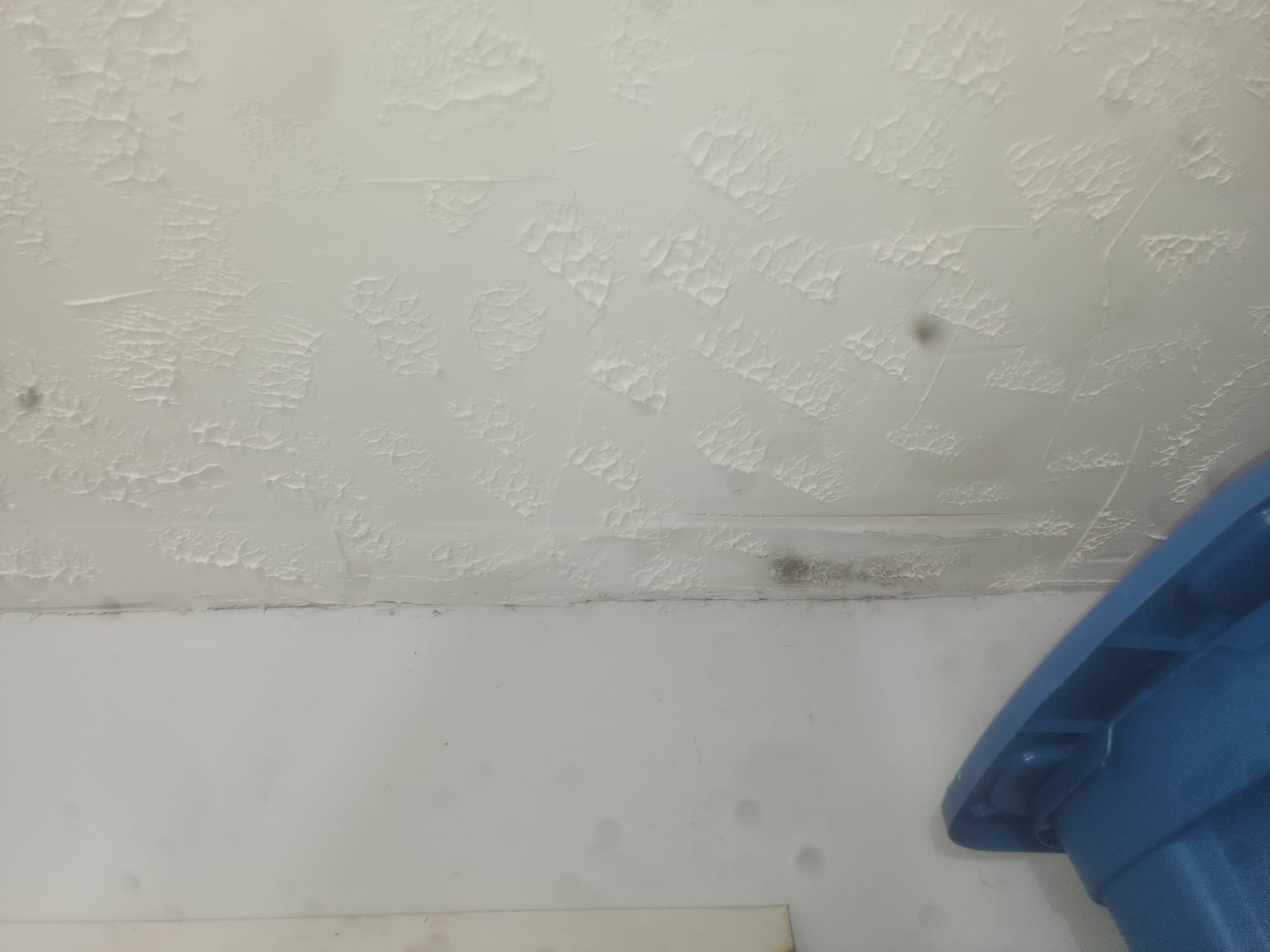 I successfully addressed the issue with the tub spout by thoroughly inspecting and identifying the source of the leak. After confirming the problem, I applied a high-quality waterproof sealant around the spout to ensure a tight, leak-proof seal. This meticulous process involved removing any old sealant, cleaning the area, and applying the new sealant with precision. The job was completed efficiently, restoring the tub spout's functionality and preventing any future leaks.