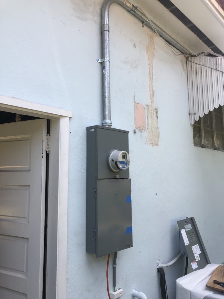 Miami, FL - Replacing electrical service Miami, FL - Replacing electrical service