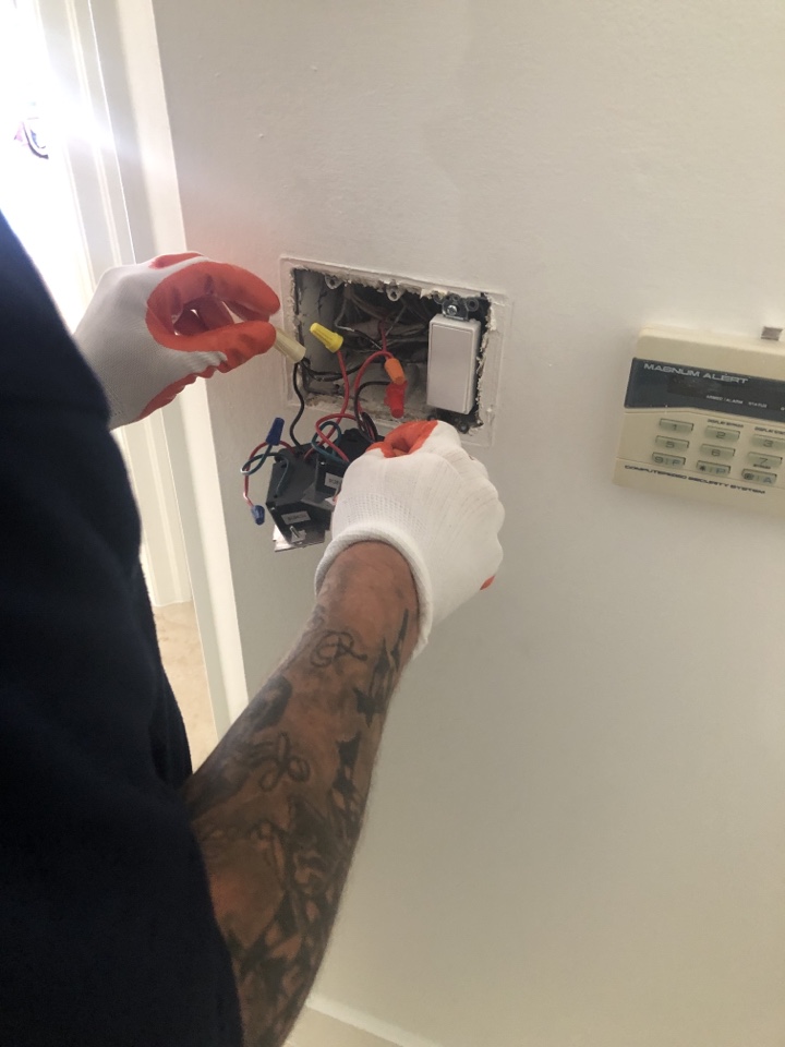 Weston, FL - Customer light & outlet don’t work, troubleshooting Weston, FL - Customer light & outlet don’t work, troubleshooting