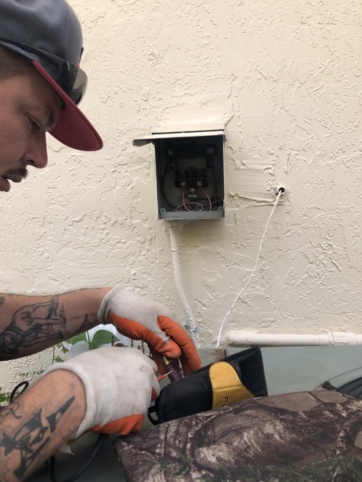 Hialeah, FL - Customer has no ac, checking disconnect for troubleshoot Hialeah, FL - Customer has no ac, checking disconnect for troubleshoot