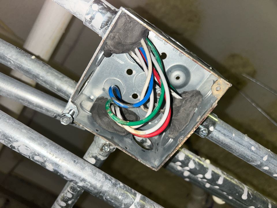 Sealed leaking 1900 box 