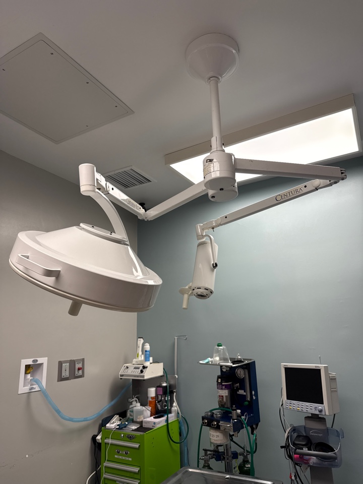 Replaced bulb in surgery prep room and tightened entire overhead lamp.