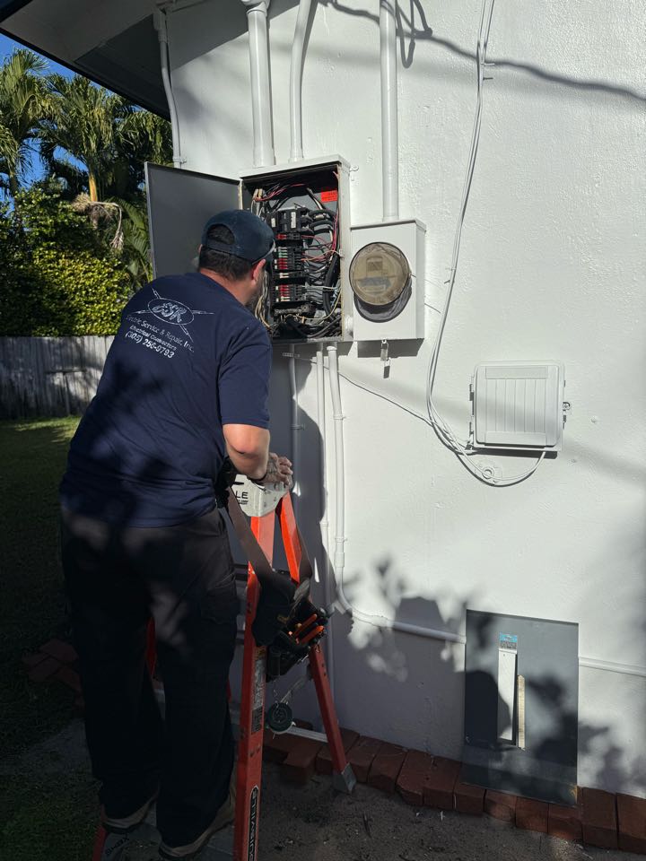 Diagnosed panels: Outside panel has wiring issues, burned wire and is outdated. Inside panel is a fuse box needs to be updated. Also needs grounding.