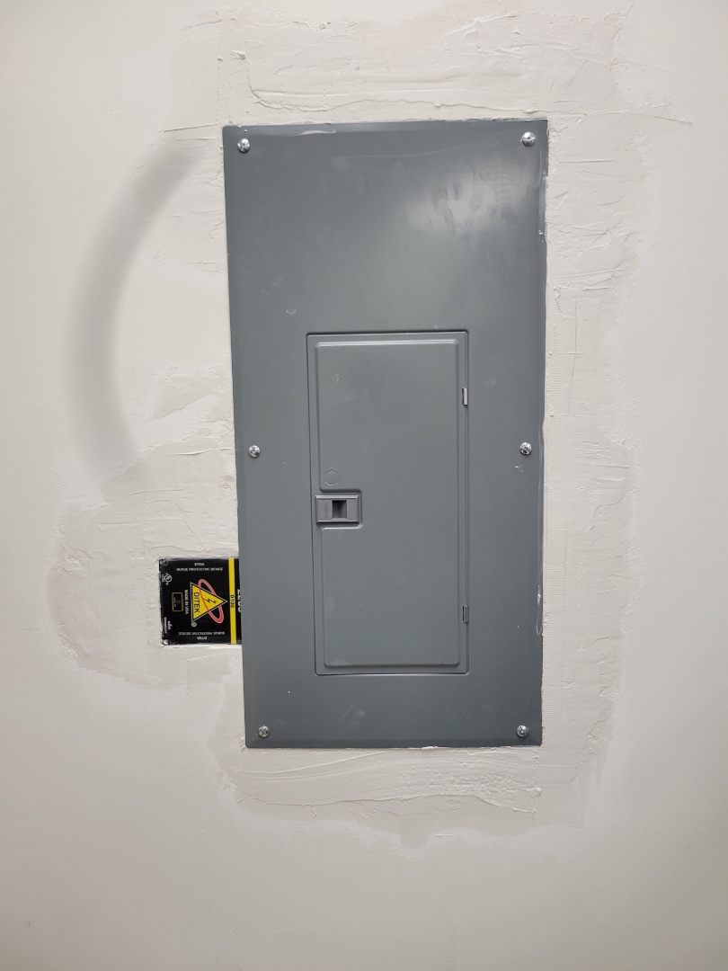 demo old breaker panel and installed new breaker panel in shopping center in Pinecrest 