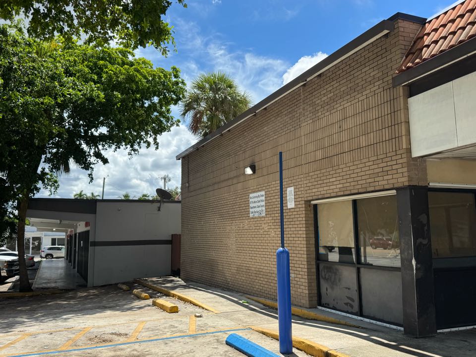 North Miami, FL - Repaired parking lot lights and installed new lighting north miami Fl 33161