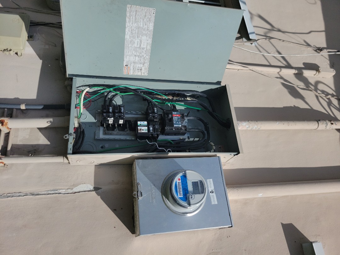 Hollywood, FL - customer has partial loss of power. Outside panel the neutral is burned and wire is undersized.