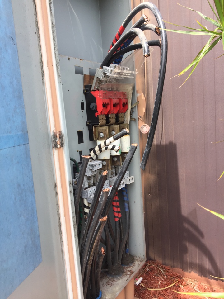 Repairing Eletrical Service at the Wendy’s Repairing Eletrical Service at the Wendy’s
