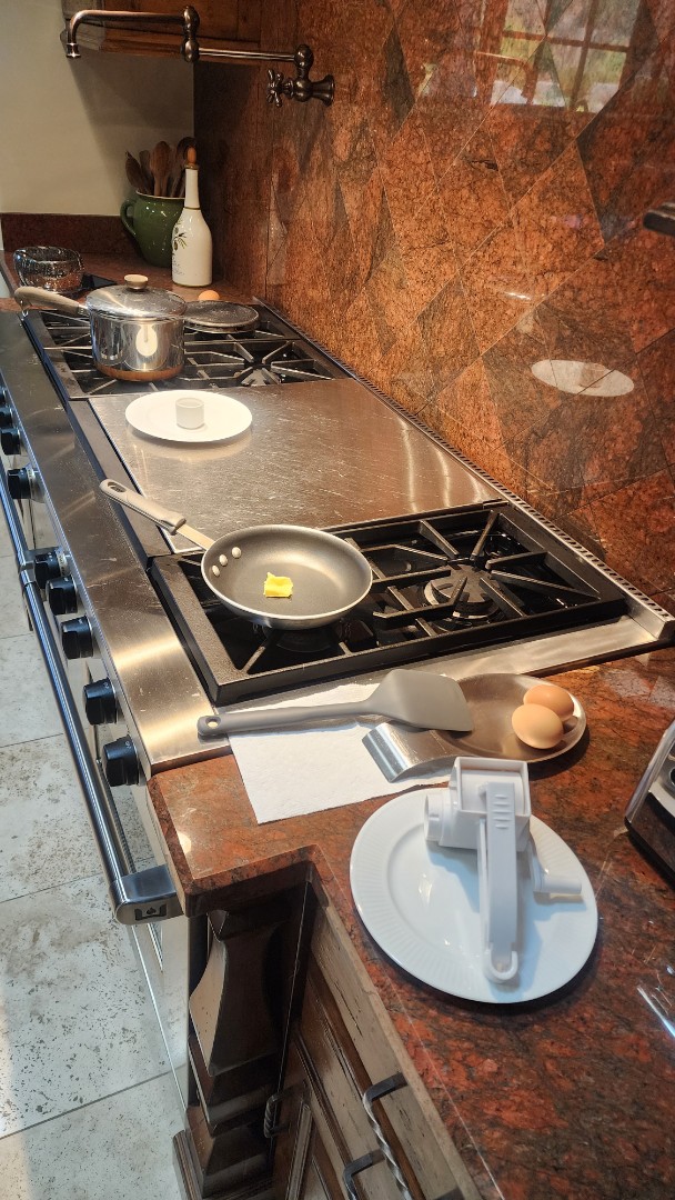 Cave Creek, AZ - I was called to a home in Cave Creek Arizona to repair a GE Monogram gas cooktop. Upon inspection, I found that one of the burners was not igniting. I replaced the electrode, which resolved the issue. Cave Creek, AZ - I was called to a home in Cave Creek Arizona to repair a GE Monogram gas cooktop. Upon inspection, I found that one of the burners was not igniting. I replaced the electrode, which resolved the issue.