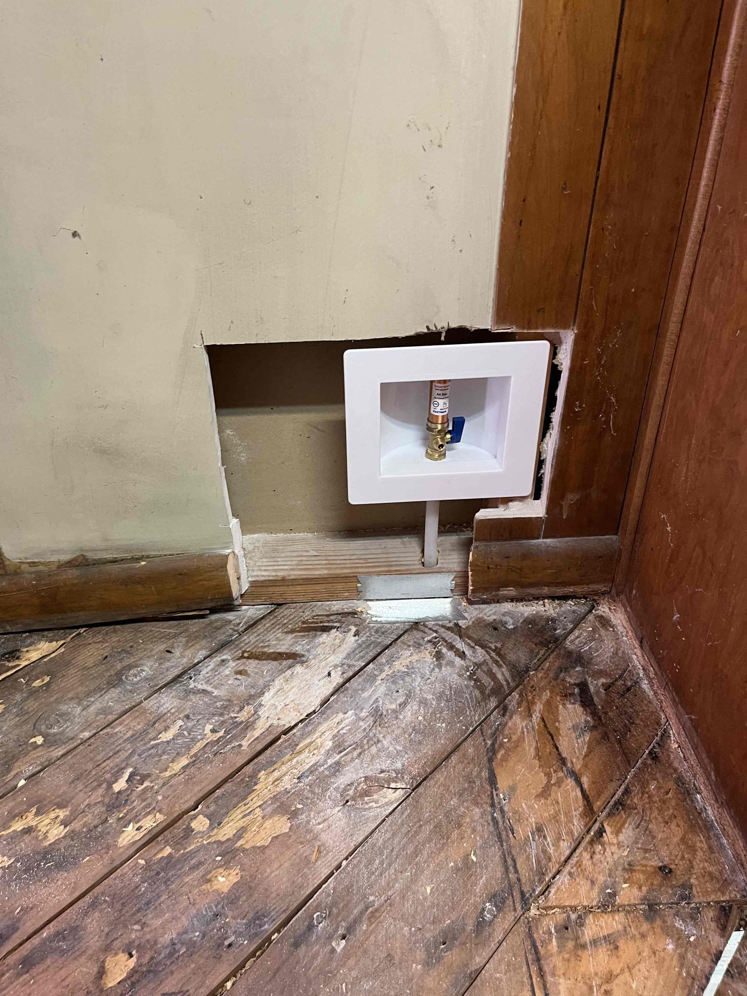 Gave customer options for replacing the front hose bib that is leaking, gave options for both tankless and tank style water heater replacement, and a price to run a new ice maker box. Customer will wait to install the heater and do a new hose bib. Installed a new ice maker box for refrigerator install. Made customer aware that we would have to cut the wall to access the new plumbing. Customer is aware that Chen Plumbing isn’t responsible for drywall repairs. 