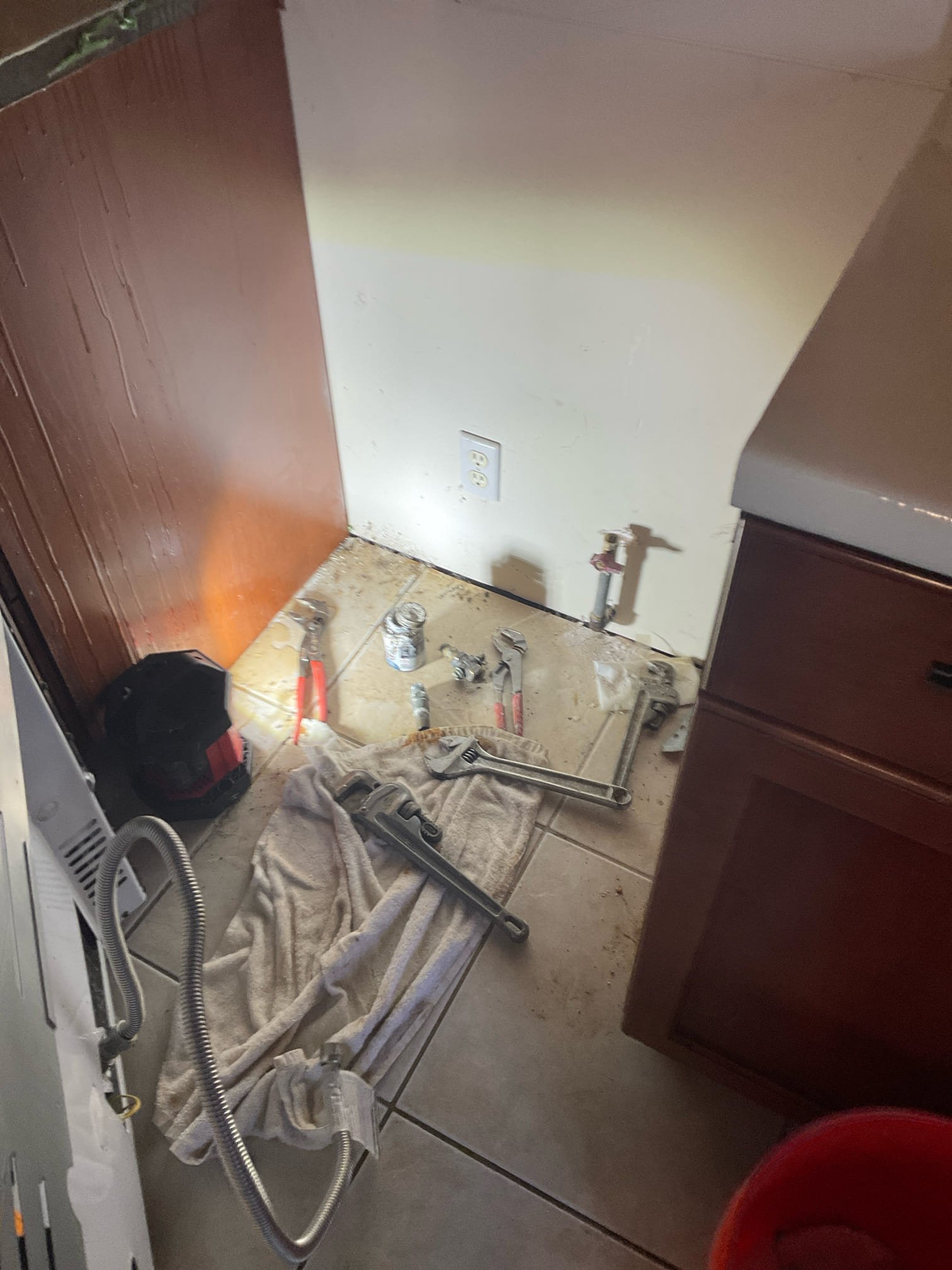 Gas leak search and repair in back apt behind stove 