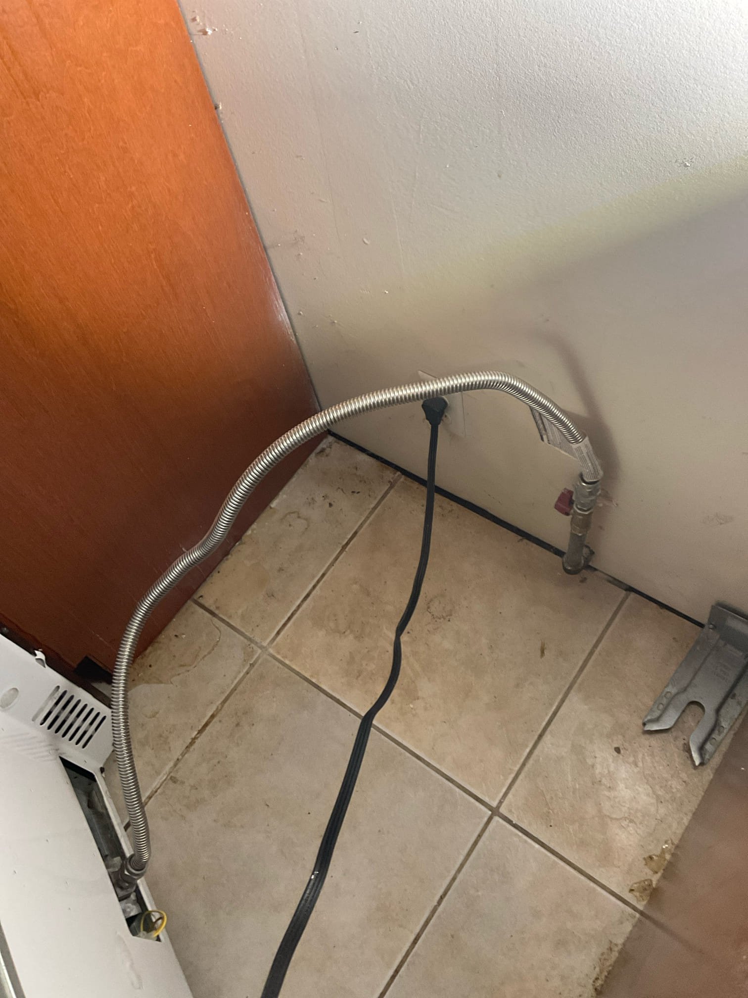 Gas leak search and repair in back apt behind stove 