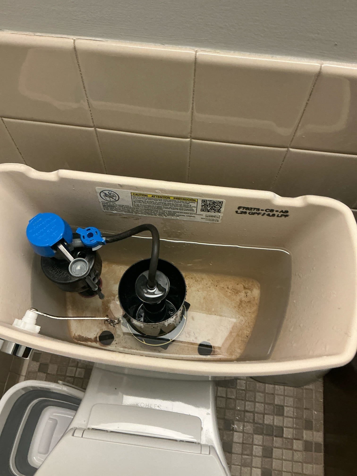Found flush drum center stem broken. Replaced flush drum center stem and flush drum seal on Kohler toilet. Flushed several times to test.