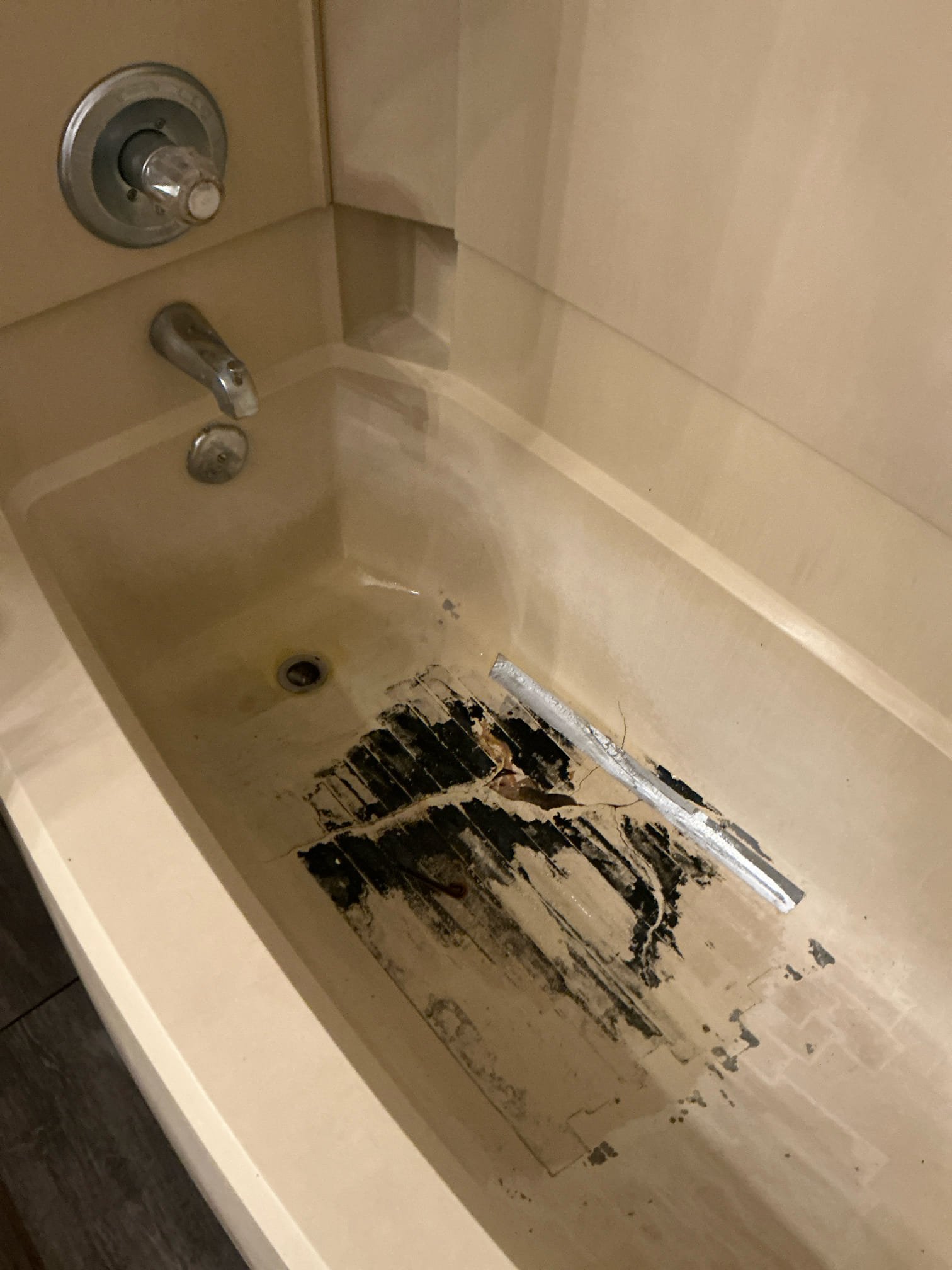 Diagnosed tub broken and not functional. Tub is severely damaged and will need to be replaced. Recommend contractor for this type of job. Recommend provision 6783830889