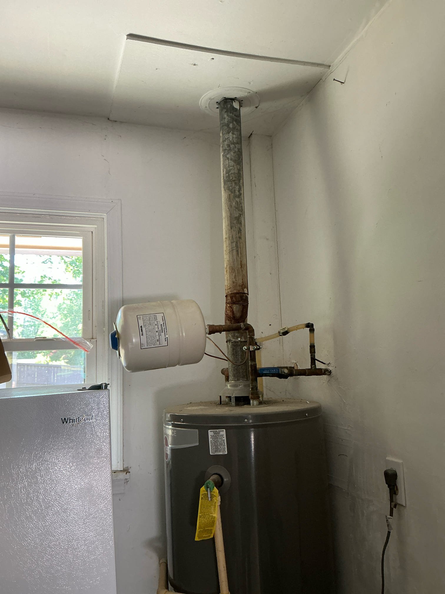 Diagnosed washing machine not draining properly and bubbles coming out of drain. Snaked drain to clear any obstruction and also adjusted discharge line to have air vent. Tested washing machine thoroughly and found no issues and no bubbling. Left estimate for new water heater options and also signed up with win with Chen membership.