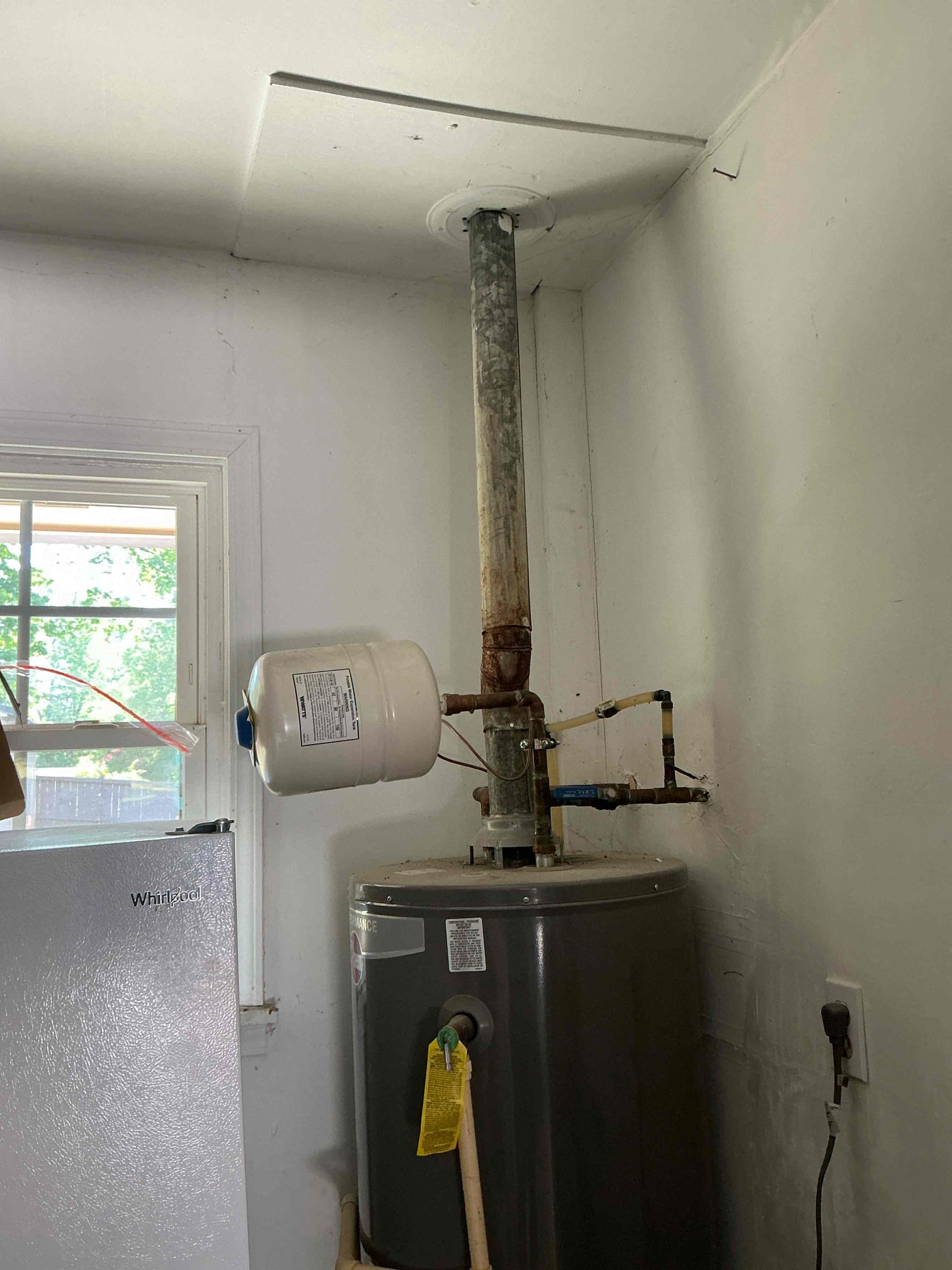 Diagnosed washing machine not draining properly and bubbles coming out of drain. Snaked drain to clear any obstruction and also adjusted discharge line to have air vent. Tested washing machine thoroughly and found no issues and no bubbling. Left estimate for new water heater options and also signed up with win with Chen membership.