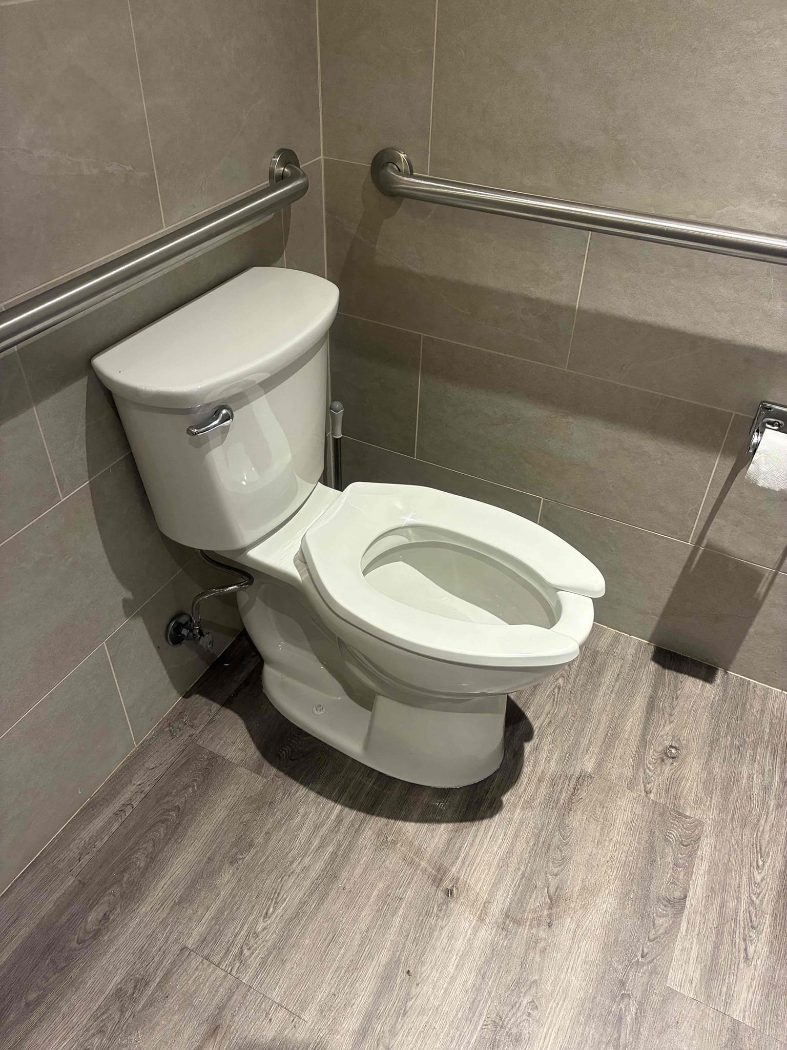 Customer had issues with toilet in building. After thorough evaluation, found handle to be broken and toilet to be loose. Gave options for repair of toilet. Pulled toilet and found flange to be broken. Replaced flange and reset toilet along with new handle. After repair, checked for leaks and proper function of toilet. 