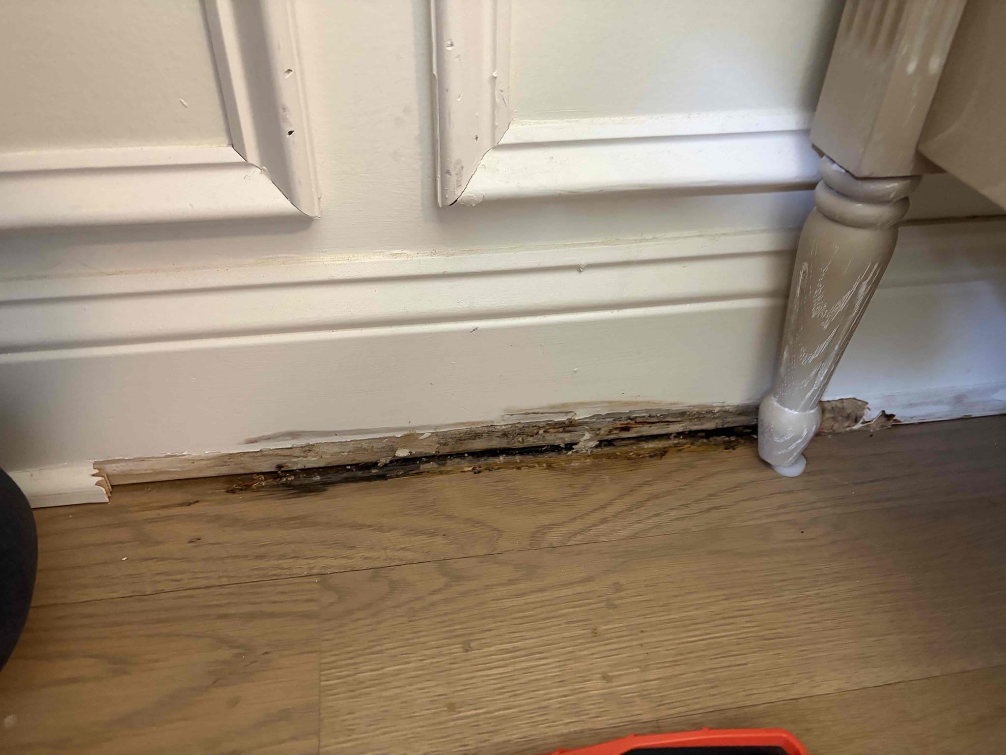 I came out to this home due to a leak behind the shower, upon further inspection the we took a look at the shower and the wall behind. It didn’t look wet on the walls or where there is trim around the drywall, however the main spot of where it is wet is the base of the crown molding. To add to that, I recommend to do a shower pan test to ultimately see if there is any issues with the shower. So that is what we determined that the shower bubbles when water is filling in up on the floor of the shower. The issue at hand looks to be a shower drain system failure. I recommended out water mitigation partner take a more in depth examination on the issue at hand. Thank you for using Chen plumbing and we appreciate your business. 