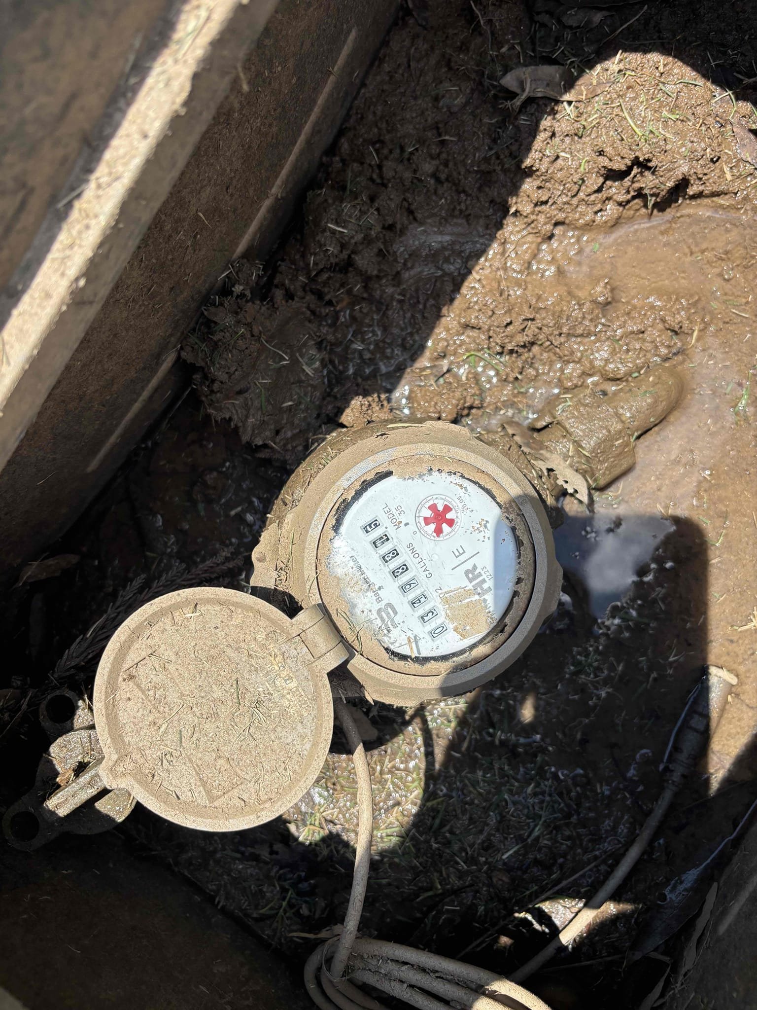 Upon arrival customer has water leaking from front yard and road. Inspected meter and noticed no water movement. County is already out to repair busted main water line.