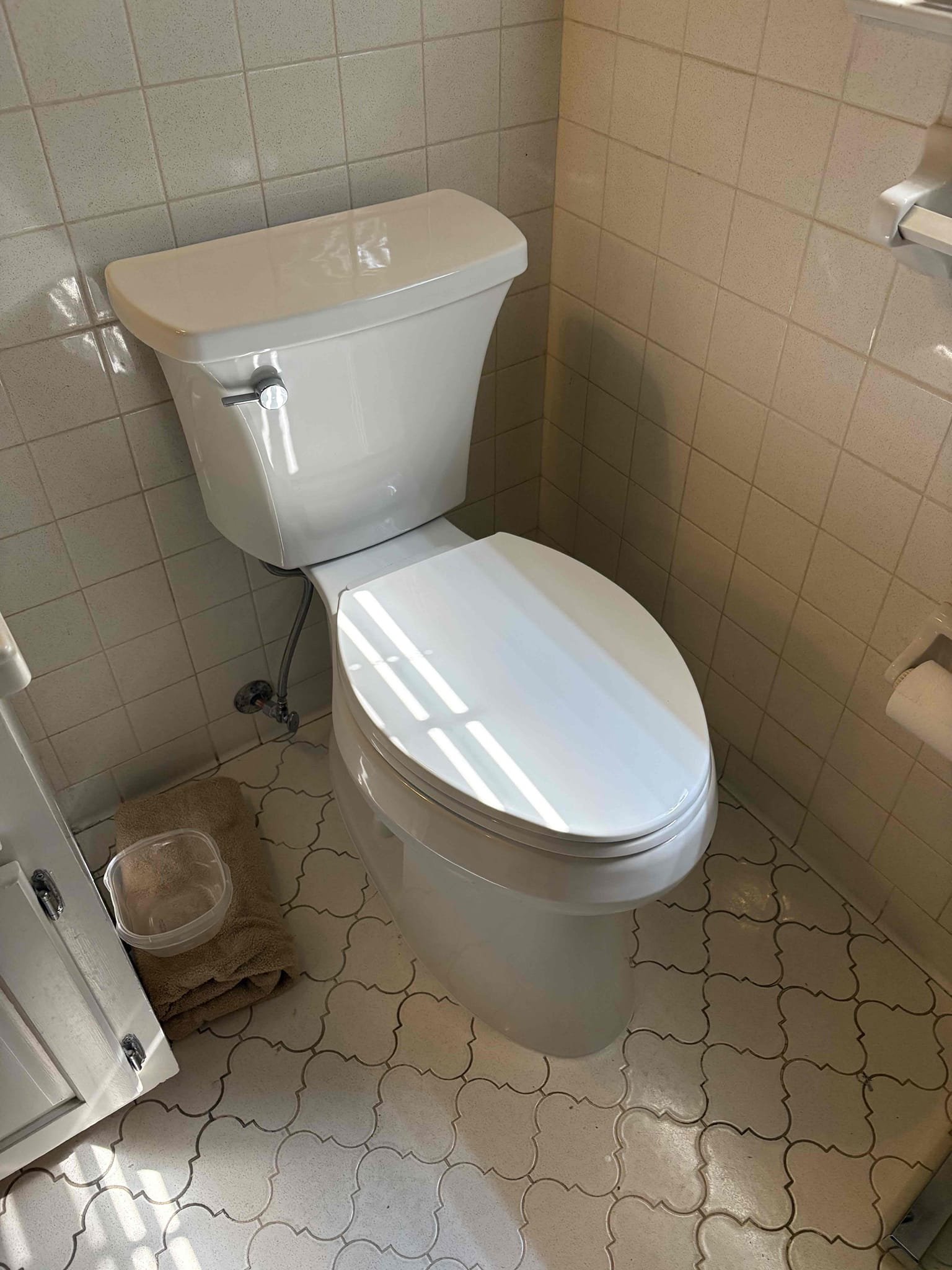Install new toilet in upstairs in hall bathroom. Remove old toilet. Install new toilet with new wax ring and toilet bolts as well as new supply line. Test for proper operation. No leaks after work completed. Cleaned workspace 