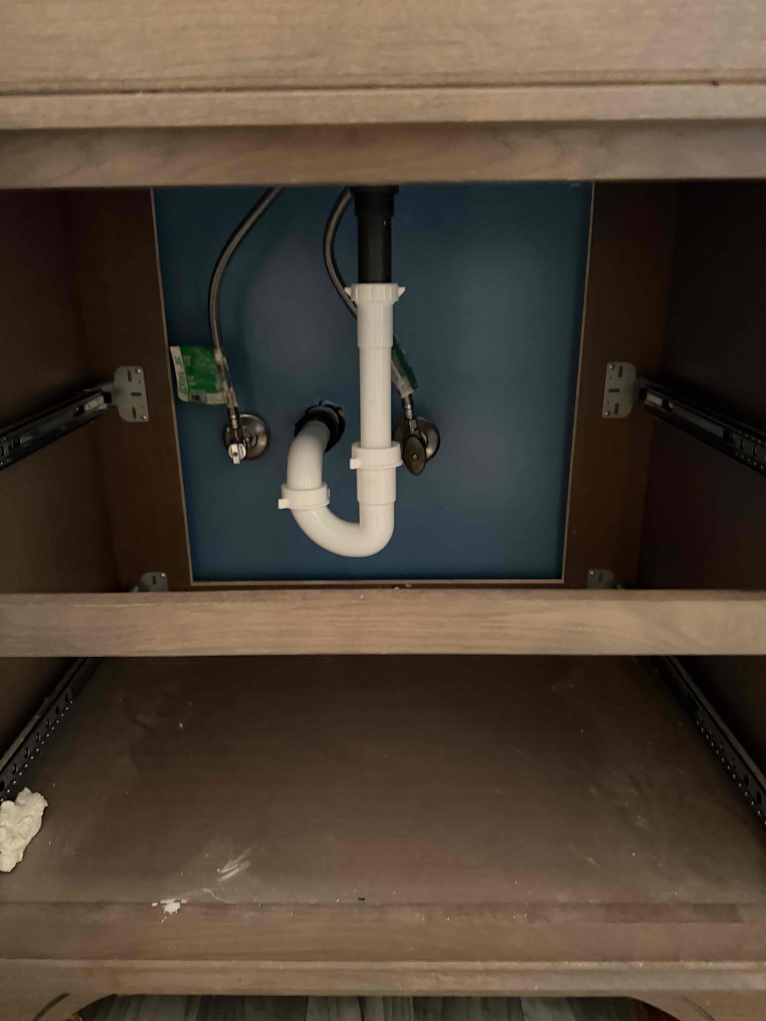 Replaced trap and trap arm to accommodate drainage. Also replace customer supplied showerhead. Everything was tested and found to be leak free.