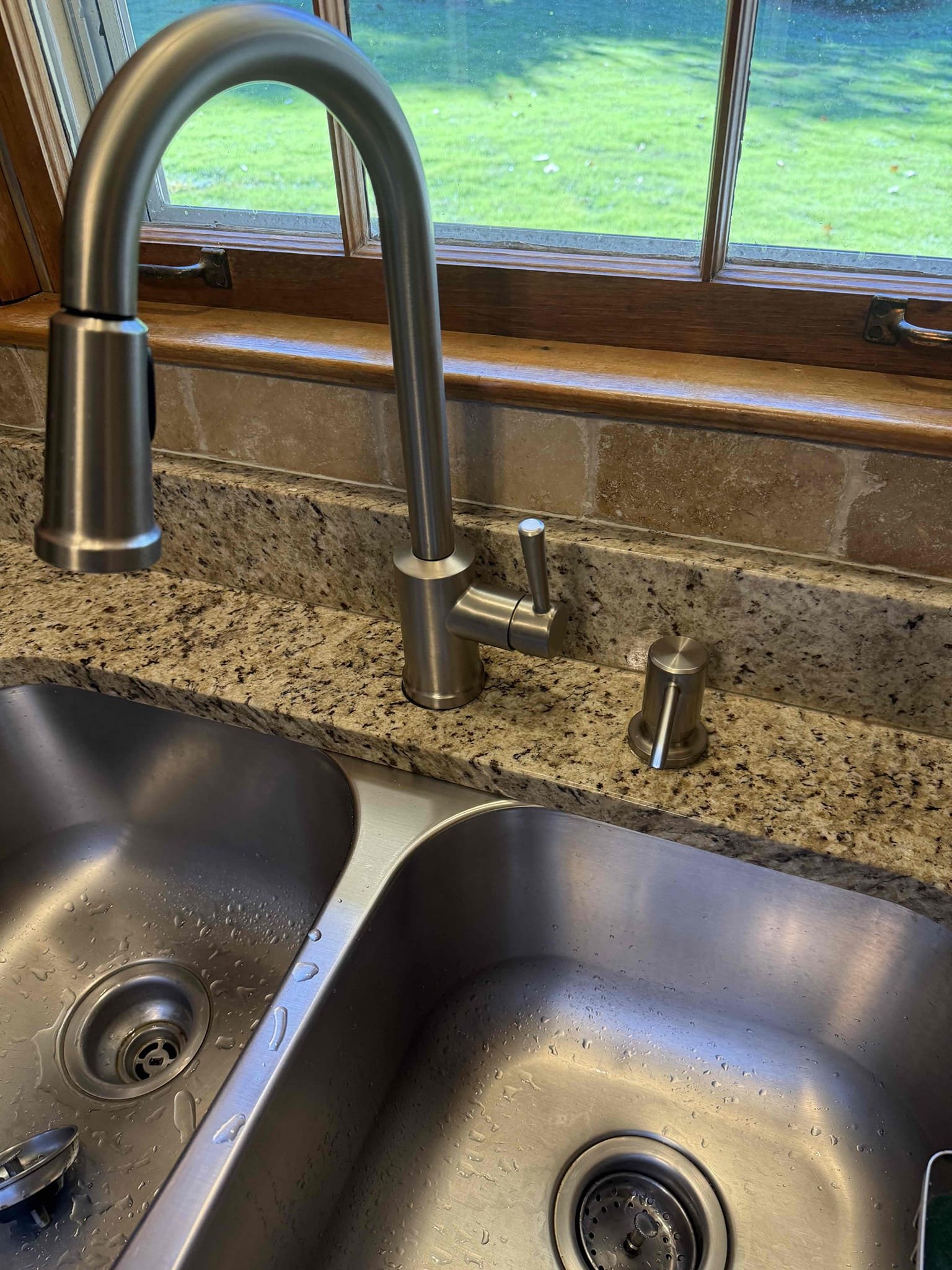 Tightened up handle for kitchen faucet as a courtesy. Handle is no longer loose at departure 